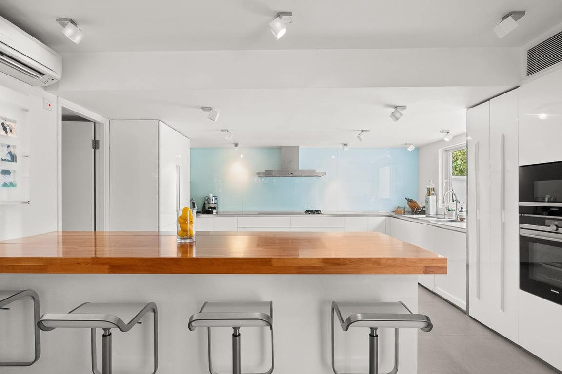 https://img.propertyraptor.com/cdn-cgi/imagedelivery/KD5bF_AFL0JDTbKLWF7z9g/ap8/ap8_001/hornet/prp/img/2e1d592cae68710831c68548ec2b8609-wtm.jpg/public