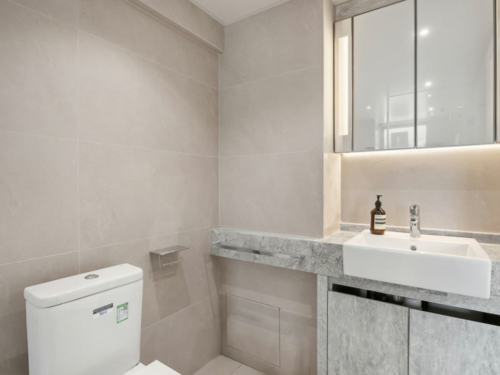 https://img.propertyraptor.com/cdn-cgi/imagedelivery/KD5bF_AFL0JDTbKLWF7z9g/ap8/ap8_001/hornet/prp/img/2e335d2ddff83a514cf78efce64047bb.jpg/public