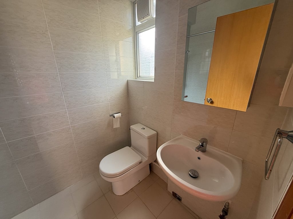 https://img.propertyraptor.com/cdn-cgi/imagedelivery/KD5bF_AFL0JDTbKLWF7z9g/ap8/ap8_001/hornet/prp/img/2e43177680a693380203e0093883e81f-wtm.jpg/public