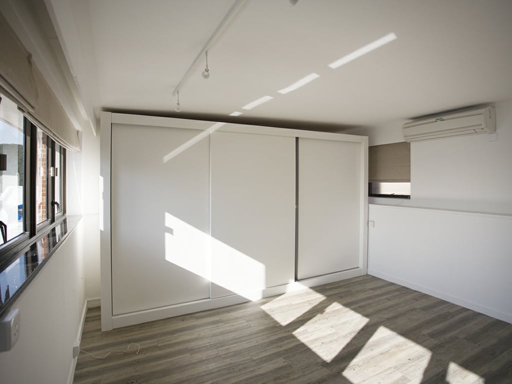 https://img.propertyraptor.com/cdn-cgi/imagedelivery/KD5bF_AFL0JDTbKLWF7z9g/ap8/ap8_001/hornet/prp/img/2f582672a505f6762b22e15e3ffb5791.jpg/public