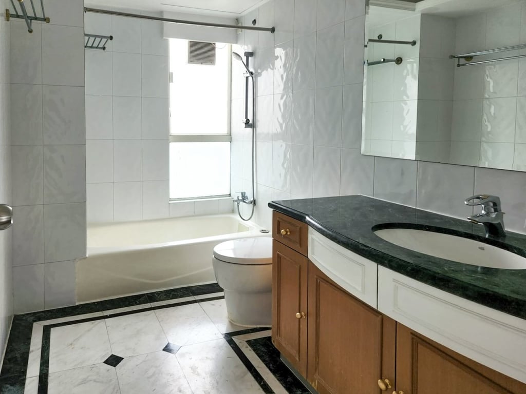https://img.propertyraptor.com/cdn-cgi/imagedelivery/KD5bF_AFL0JDTbKLWF7z9g/ap8/ap8_001/hornet/prp/img/2fb7ec382c9e655bfc56ab14619db600.jpg/public