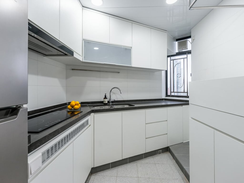 https://img.propertyraptor.com/cdn-cgi/imagedelivery/KD5bF_AFL0JDTbKLWF7z9g/ap8/ap8_001/hornet/prp/img/2fdcdb65adbc82988f999611d1a67ae2.jpg/public