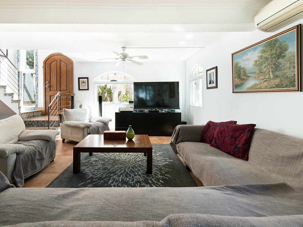https://img.propertyraptor.com/cdn-cgi/imagedelivery/KD5bF_AFL0JDTbKLWF7z9g/ap8/ap8_001/hornet/prp/img/3022bc25a9610e4a6dab0ebfe5ec97c5.jpg/public