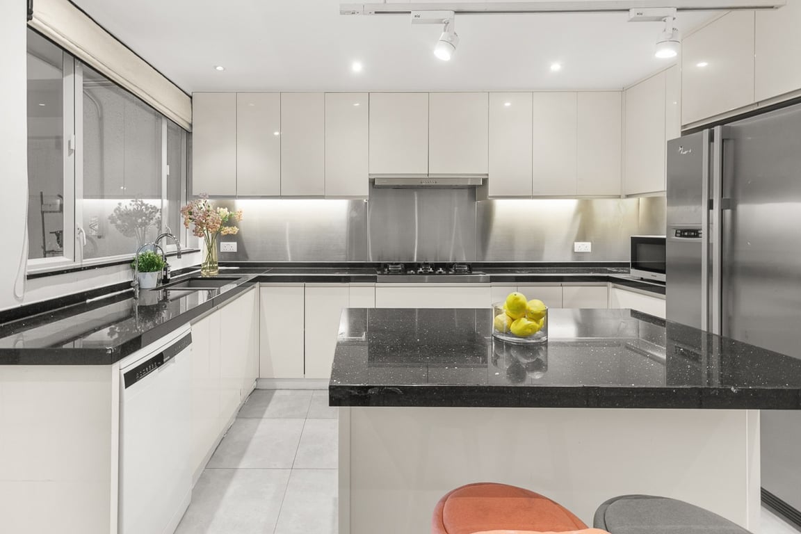 https://img.propertyraptor.com/cdn-cgi/imagedelivery/KD5bF_AFL0JDTbKLWF7z9g/ap8/ap8_001/hornet/prp/img/3045815164afb621dd4e459e4d50ba87-wtm.jpg/public
