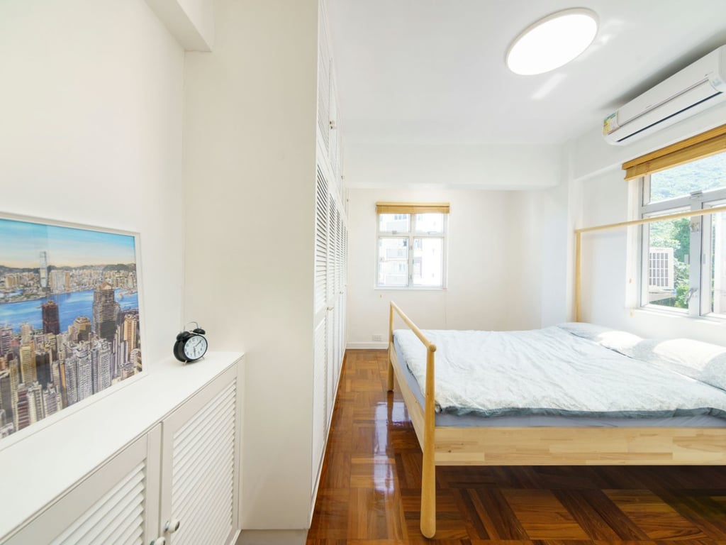 https://img.propertyraptor.com/cdn-cgi/imagedelivery/KD5bF_AFL0JDTbKLWF7z9g/ap8/ap8_001/hornet/prp/img/307629b611ef82d8e9faa200ad7a9cd7.jpg/public
