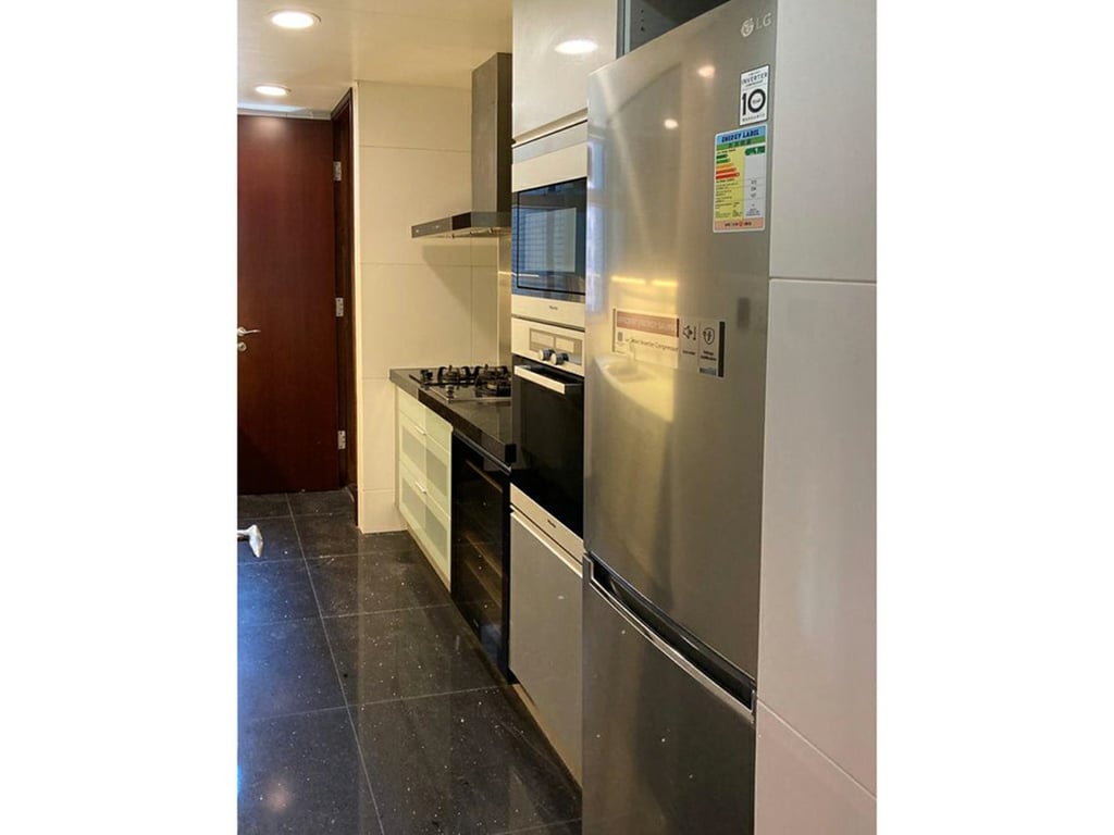 https://img.propertyraptor.com/cdn-cgi/imagedelivery/KD5bF_AFL0JDTbKLWF7z9g/ap8/ap8_001/hornet/prp/img/30e906fecb8077b20b03ca3acb014340.jpg/public