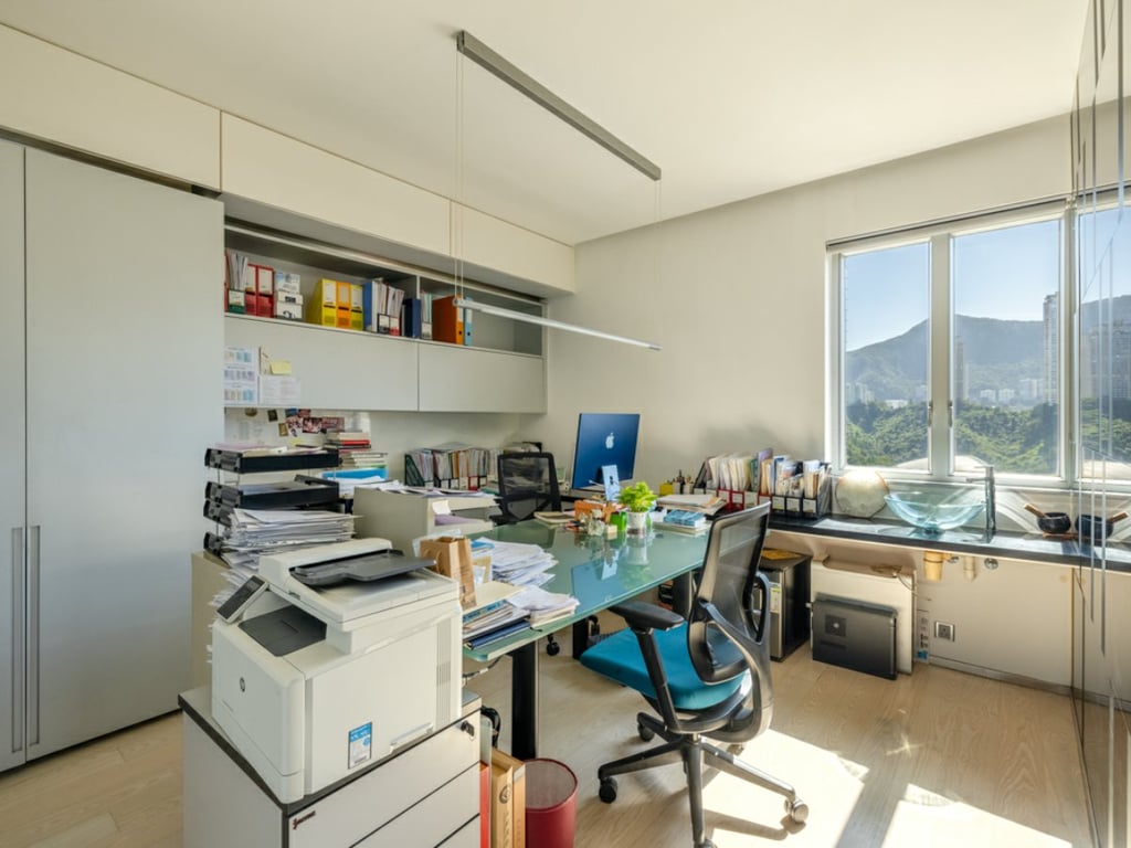 https://img.propertyraptor.com/cdn-cgi/imagedelivery/KD5bF_AFL0JDTbKLWF7z9g/ap8/ap8_001/hornet/prp/img/31eb2faea51fe971c926da84022b819d.jpg/public
