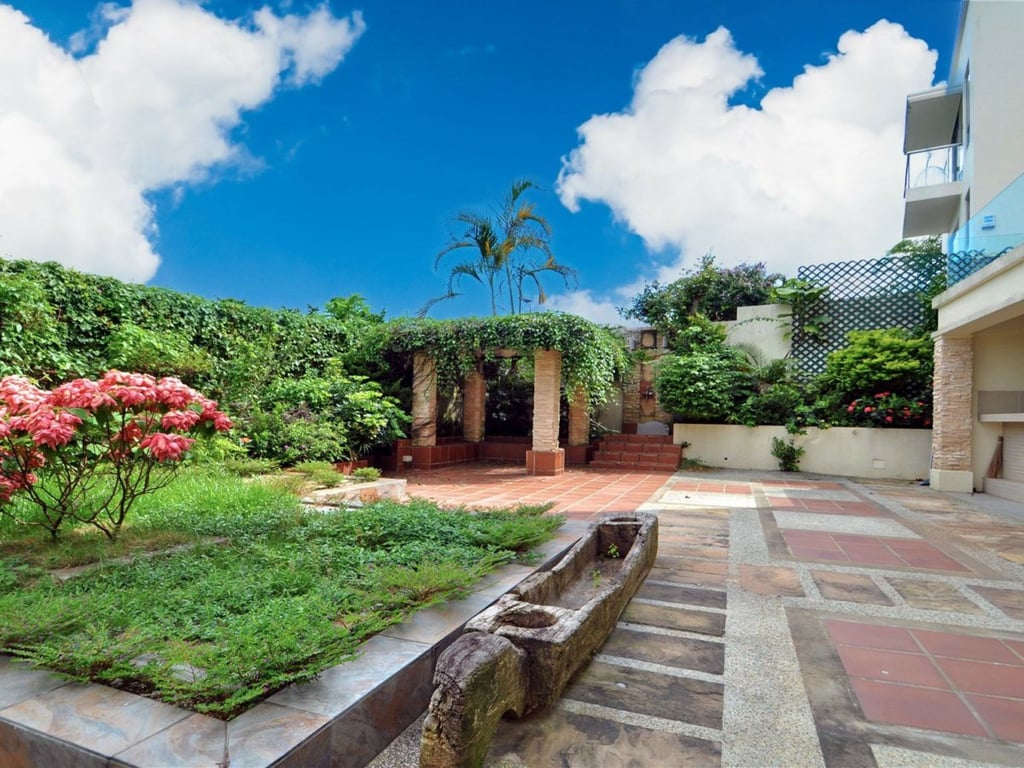 https://img.propertyraptor.com/cdn-cgi/imagedelivery/KD5bF_AFL0JDTbKLWF7z9g/ap8/ap8_001/hornet/prp/img/321c14fc48af164b7633970626c1ac0f.jpg/public