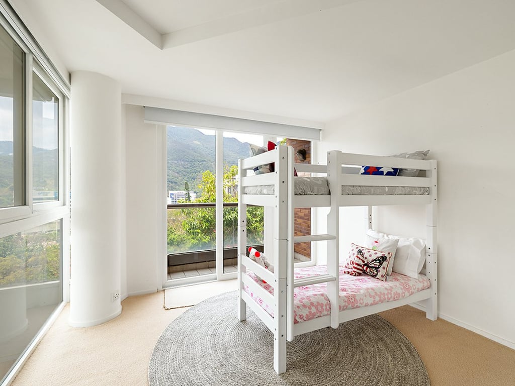 https://img.propertyraptor.com/cdn-cgi/imagedelivery/KD5bF_AFL0JDTbKLWF7z9g/ap8/ap8_001/hornet/prp/img/332f84ded9430a44500e9cd4a389b591.jpg/public