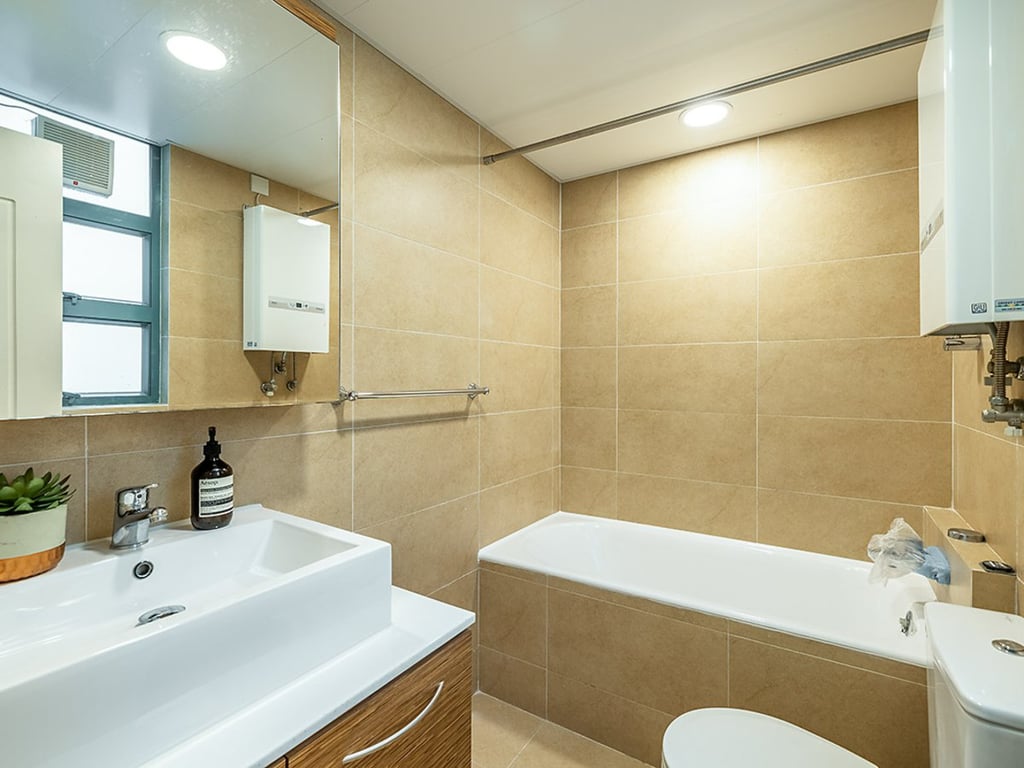 https://img.propertyraptor.com/cdn-cgi/imagedelivery/KD5bF_AFL0JDTbKLWF7z9g/ap8/ap8_001/hornet/prp/img/335c6c5ab5d3c2253b2854d7b36b1dcd.jpg/public