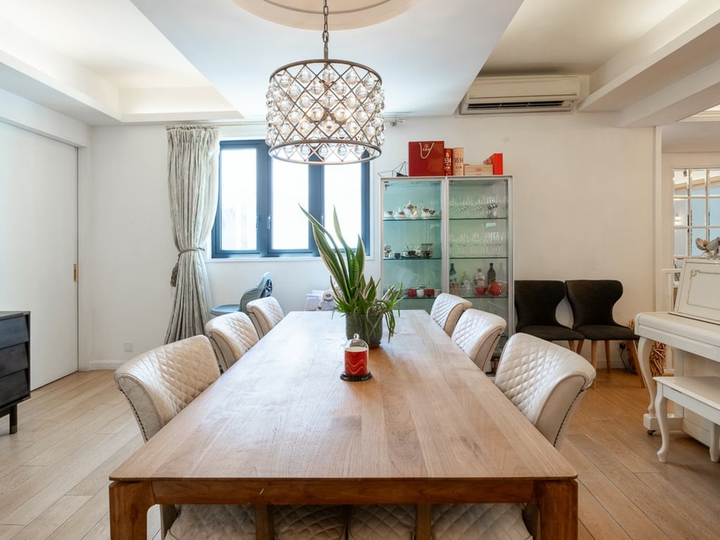 https://img.propertyraptor.com/cdn-cgi/imagedelivery/KD5bF_AFL0JDTbKLWF7z9g/ap8/ap8_001/hornet/prp/img/33d832ffd7bcc7f8c8148a11fda4543e.jpg/public