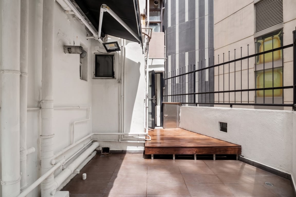 https://img.propertyraptor.com/cdn-cgi/imagedelivery/KD5bF_AFL0JDTbKLWF7z9g/ap8/ap8_001/hornet/prp/img/33f0bf15115e604f5c250b04c0381476-wtm.jpg/public