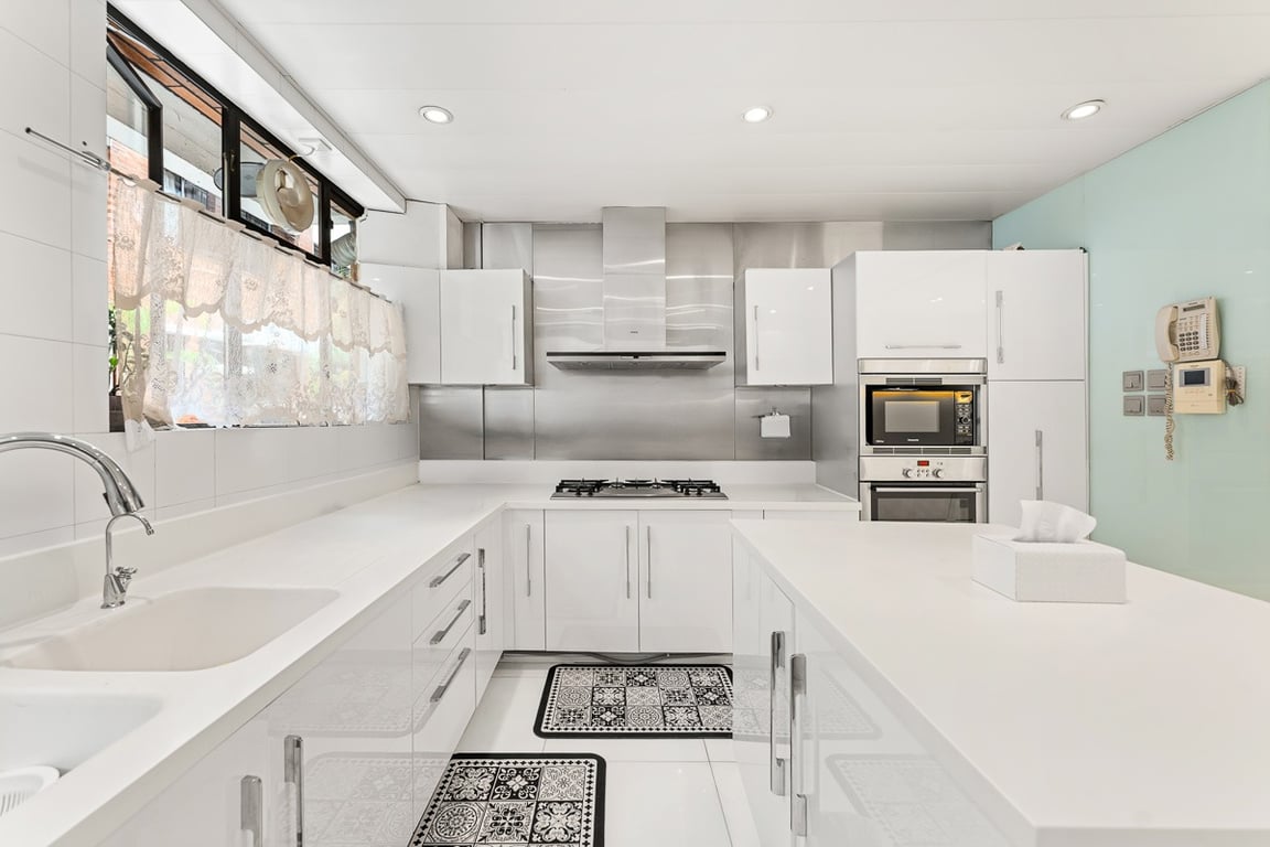 https://img.propertyraptor.com/cdn-cgi/imagedelivery/KD5bF_AFL0JDTbKLWF7z9g/ap8/ap8_001/hornet/prp/img/33f6f8606f5786acd6e17d7f28592d22-wtm.jpg/public