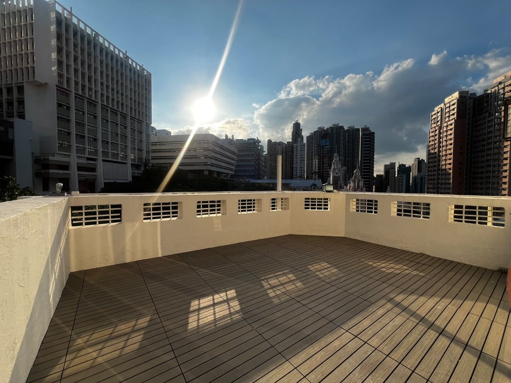 https://img.propertyraptor.com/cdn-cgi/imagedelivery/KD5bF_AFL0JDTbKLWF7z9g/ap8/ap8_001/hornet/prp/img/33fa5859437870c290034f0037af6cca-wtm.jpg/public