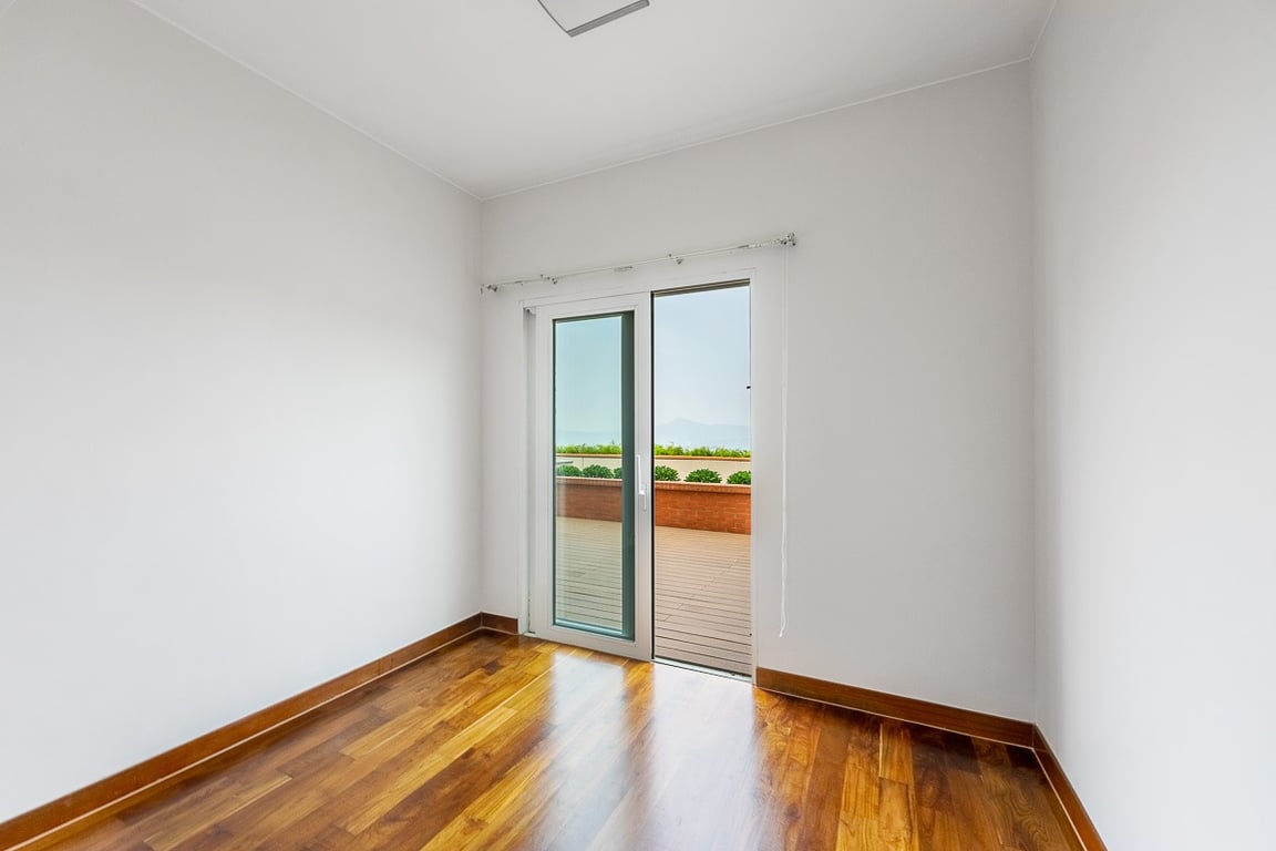 https://img.propertyraptor.com/cdn-cgi/imagedelivery/KD5bF_AFL0JDTbKLWF7z9g/ap8/ap8_001/hornet/prp/img/34dd2e0878bc43356b56a6ad6e001c6d-wtm.jpg/public