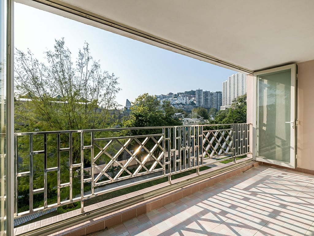 https://img.propertyraptor.com/cdn-cgi/imagedelivery/KD5bF_AFL0JDTbKLWF7z9g/ap8/ap8_001/hornet/prp/img/35613da824503b1b20c90d2a9d2546ff.jpg/public