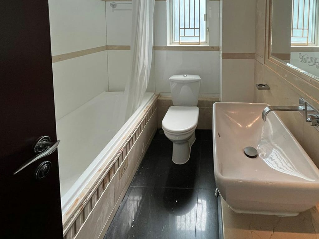 https://img.propertyraptor.com/cdn-cgi/imagedelivery/KD5bF_AFL0JDTbKLWF7z9g/ap8/ap8_001/hornet/prp/img/35fcd5e1065e7987825cadb6221b2f76.jpg/public
