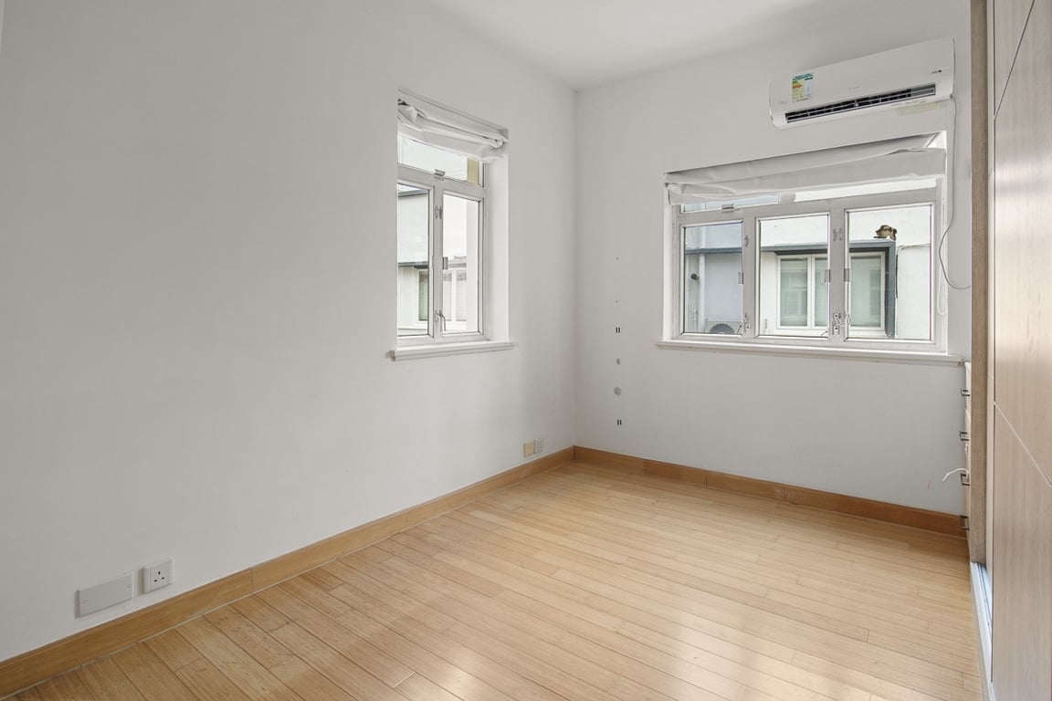 https://img.propertyraptor.com/cdn-cgi/imagedelivery/KD5bF_AFL0JDTbKLWF7z9g/ap8/ap8_001/hornet/prp/img/365523cc0fd3b7423deebb01bcb6d157-wtm.jpg/public