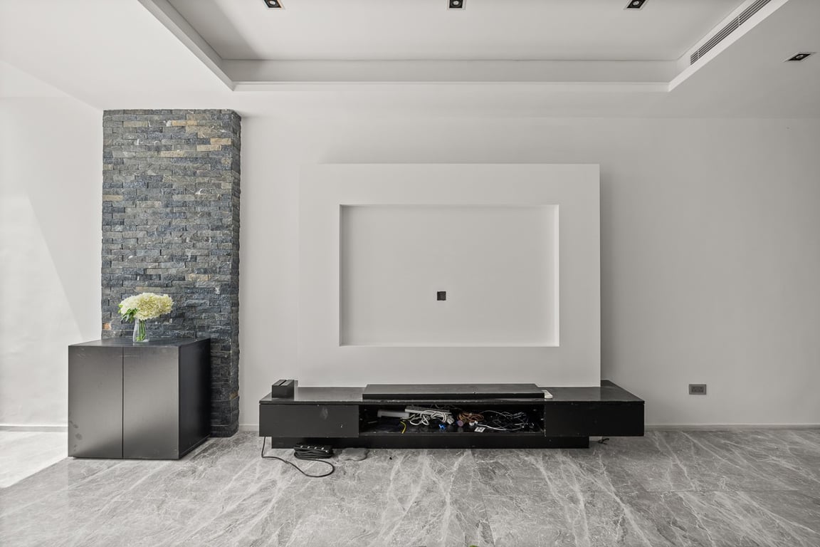 https://img.propertyraptor.com/cdn-cgi/imagedelivery/KD5bF_AFL0JDTbKLWF7z9g/ap8/ap8_001/hornet/prp/img/36884975cc837c29931a33b71094d6b4-wtm.jpg/public