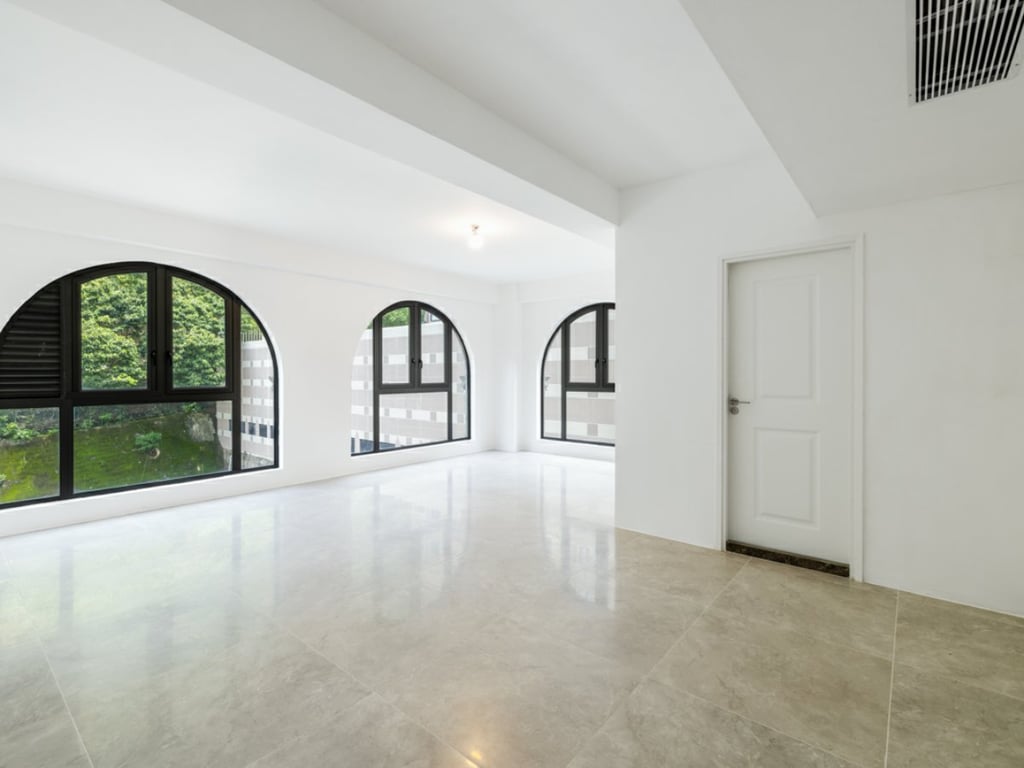 https://img.propertyraptor.com/cdn-cgi/imagedelivery/KD5bF_AFL0JDTbKLWF7z9g/ap8/ap8_001/hornet/prp/img/369bd225515f12e27d5e69b3c375265a.jpg/public