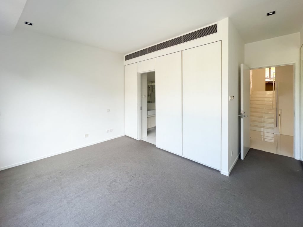 https://img.propertyraptor.com/cdn-cgi/imagedelivery/KD5bF_AFL0JDTbKLWF7z9g/ap8/ap8_001/hornet/prp/img/36dd4fd84db746913cd0a0b868cf3d91.jpg/public