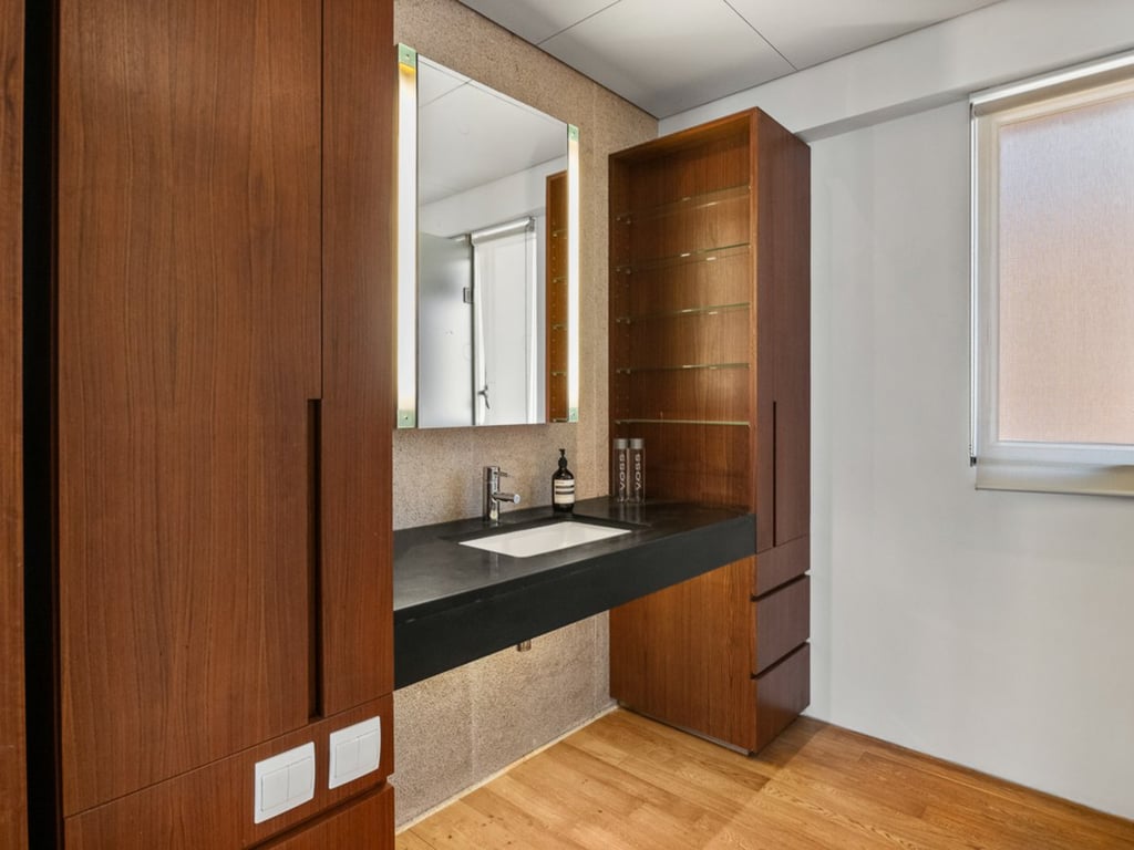 https://img.propertyraptor.com/cdn-cgi/imagedelivery/KD5bF_AFL0JDTbKLWF7z9g/ap8/ap8_001/hornet/prp/img/3769ee35154df249072c4dcbef9b9784.jpg/public