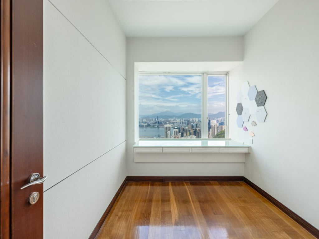 https://img.propertyraptor.com/cdn-cgi/imagedelivery/KD5bF_AFL0JDTbKLWF7z9g/ap8/ap8_001/hornet/prp/img/3789476383bb3518069c719c7bfed1e1.jpg/public