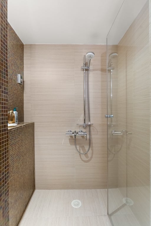 https://img.propertyraptor.com/cdn-cgi/imagedelivery/KD5bF_AFL0JDTbKLWF7z9g/ap8/ap8_001/hornet/prp/img/37a22d4dbb2751c16f72a5643dfb132f-wtm.jpg/public