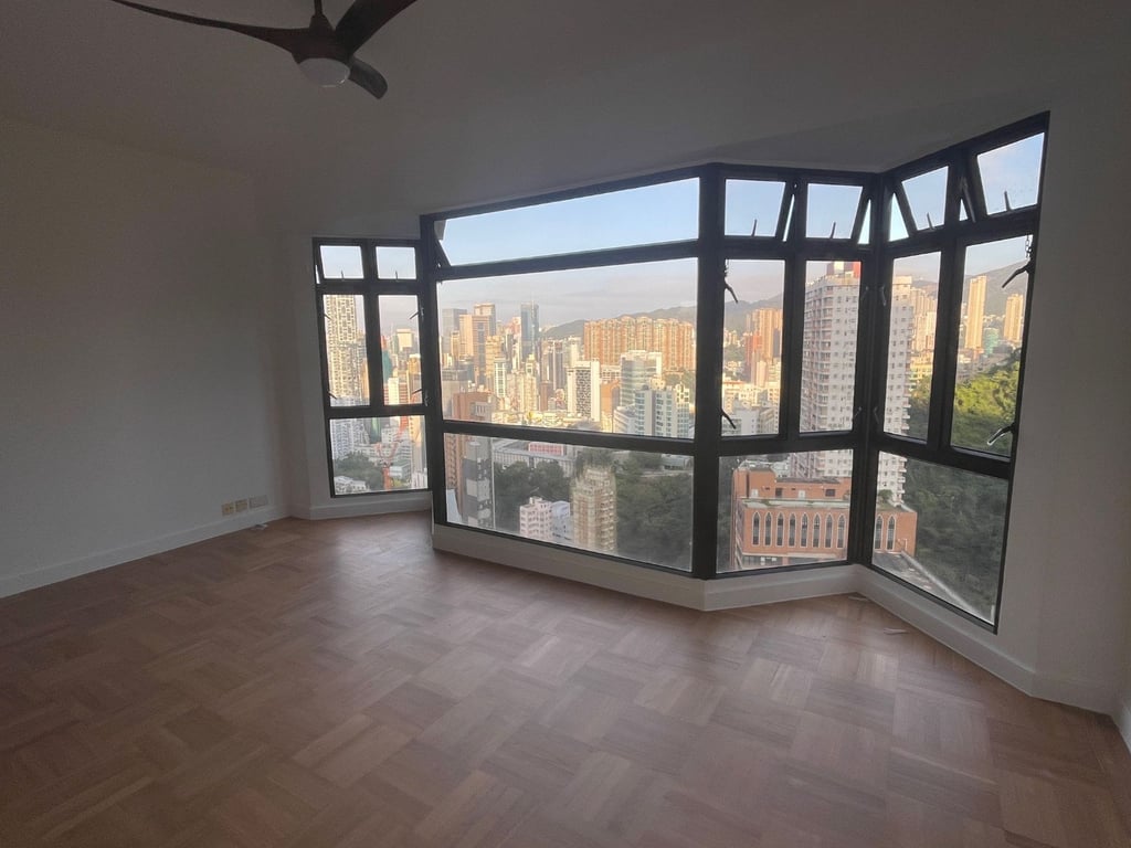 https://img.propertyraptor.com/cdn-cgi/imagedelivery/KD5bF_AFL0JDTbKLWF7z9g/ap8/ap8_001/hornet/prp/img/383d046cadb51140f21500d1dc77164c-wtm.jpg/public
