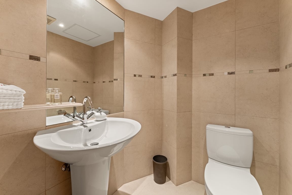 https://img.propertyraptor.com/cdn-cgi/imagedelivery/KD5bF_AFL0JDTbKLWF7z9g/ap8/ap8_001/hornet/prp/img/385dad84871ed5b2176855ec8c9bd05d-wtm.jpg/public