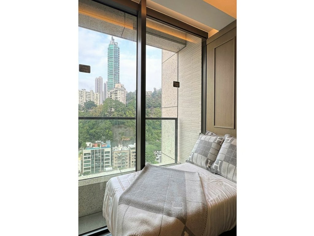 https://img.propertyraptor.com/cdn-cgi/imagedelivery/KD5bF_AFL0JDTbKLWF7z9g/ap8/ap8_001/hornet/prp/img/38778cdc5b4381ff121dc80bd5732b3b.jpg/public