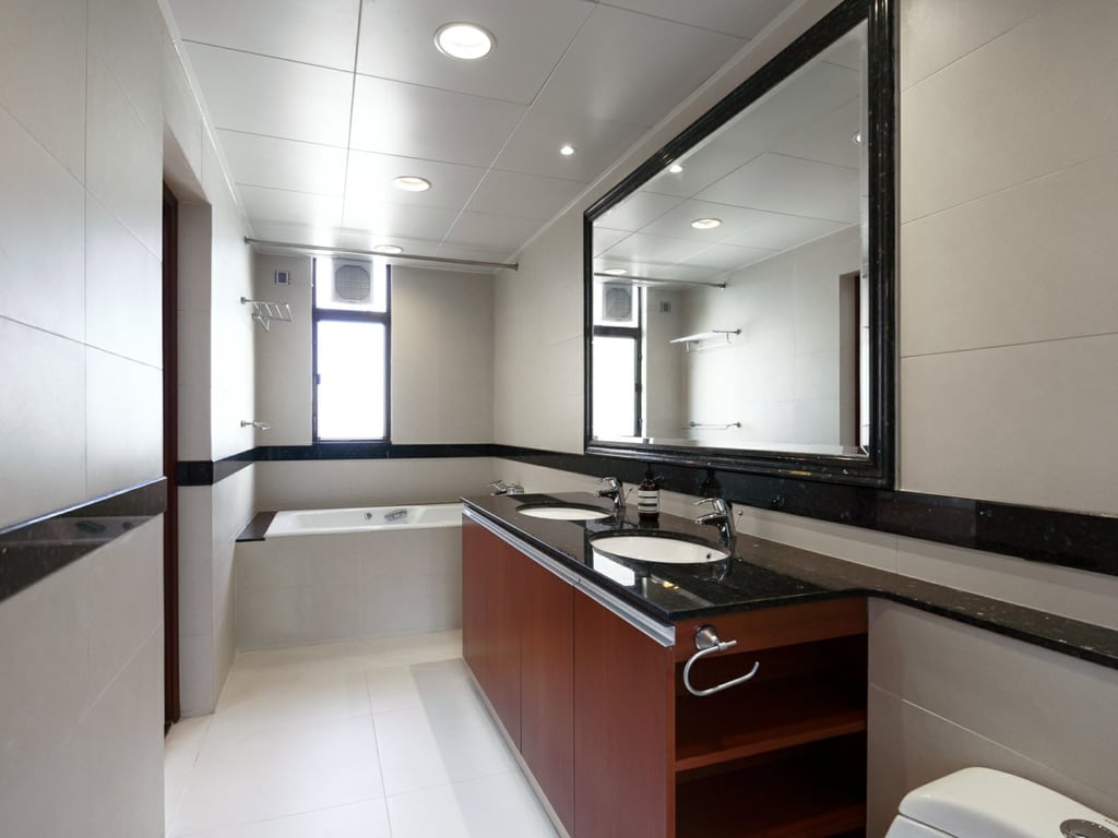 https://img.propertyraptor.com/cdn-cgi/imagedelivery/KD5bF_AFL0JDTbKLWF7z9g/ap8/ap8_001/hornet/prp/img/38faacbc4288b46ab488e4d94ee0abdc.jpg/public