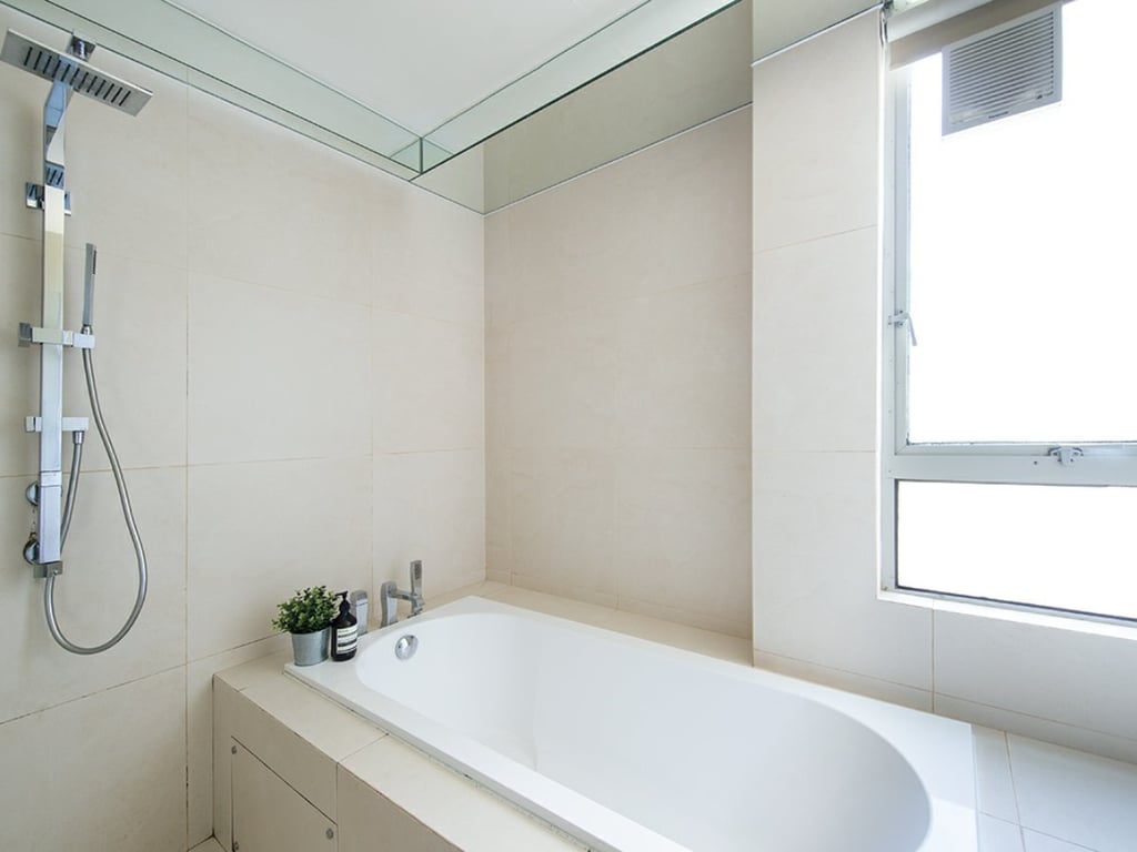 https://img.propertyraptor.com/cdn-cgi/imagedelivery/KD5bF_AFL0JDTbKLWF7z9g/ap8/ap8_001/hornet/prp/img/396f15cf56b7ba3e088ab9c761fded8a.jpg/public