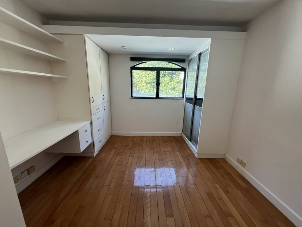 https://img.propertyraptor.com/cdn-cgi/imagedelivery/KD5bF_AFL0JDTbKLWF7z9g/ap8/ap8_001/hornet/prp/img/39f44ae06dd2556855644a8acd5baec3.jpg/public
