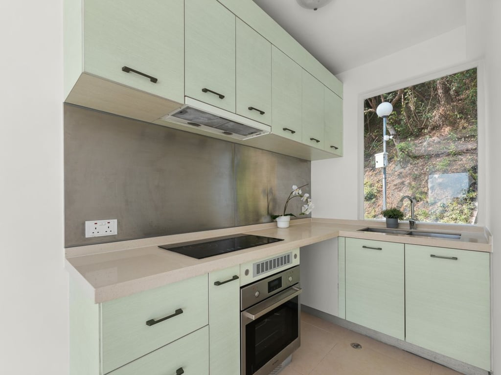 https://img.propertyraptor.com/cdn-cgi/imagedelivery/KD5bF_AFL0JDTbKLWF7z9g/ap8/ap8_001/hornet/prp/img/3a536703d6b61659305f3265635ad82f.jpg/public