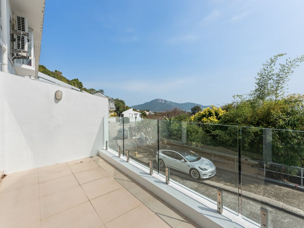 https://img.propertyraptor.com/cdn-cgi/imagedelivery/KD5bF_AFL0JDTbKLWF7z9g/ap8/ap8_001/hornet/prp/img/3b35b6a8be803e0858305031aa89ab77.jpg/public