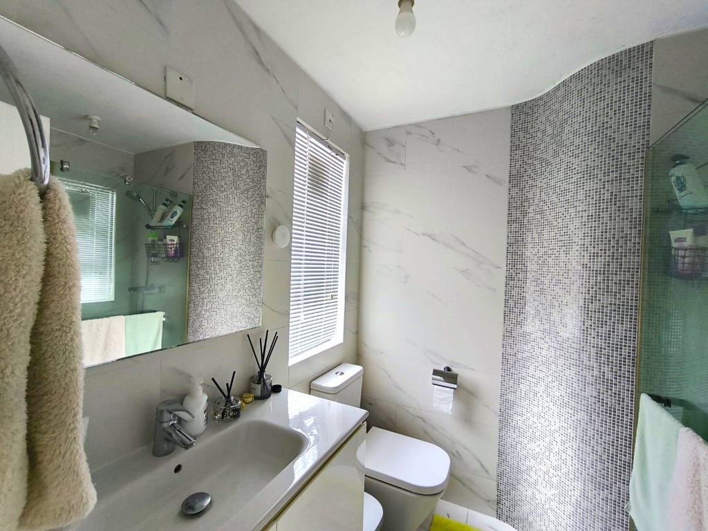 https://img.propertyraptor.com/cdn-cgi/imagedelivery/KD5bF_AFL0JDTbKLWF7z9g/ap8/ap8_001/hornet/prp/img/3b4adec7a0056bc738f8d4a4fe30b589-wtm.jpg/public