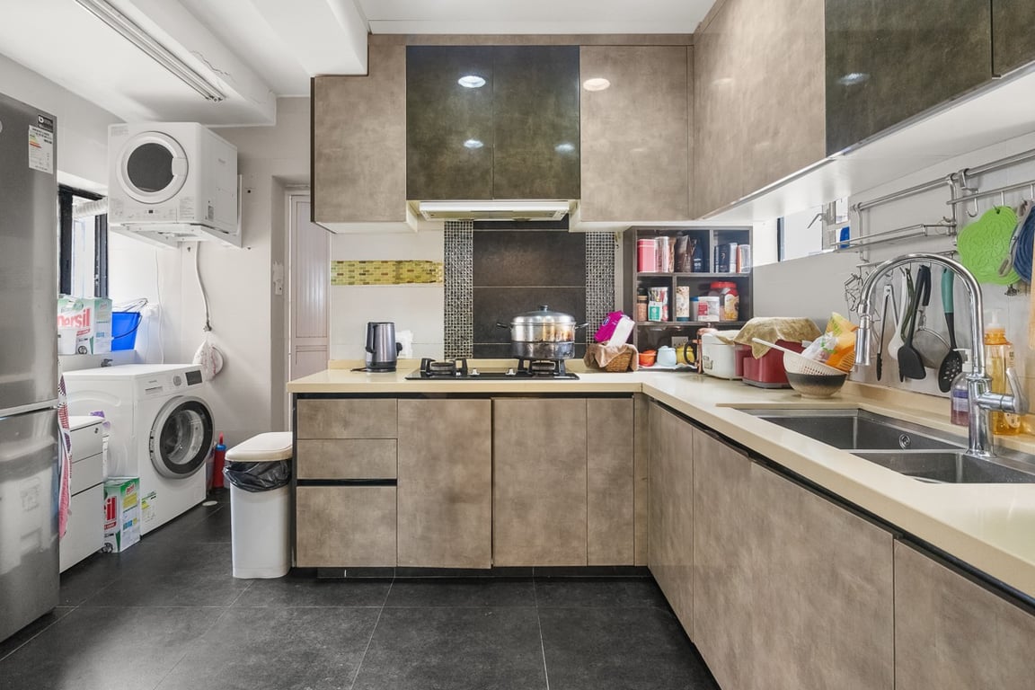 https://img.propertyraptor.com/cdn-cgi/imagedelivery/KD5bF_AFL0JDTbKLWF7z9g/ap8/ap8_001/hornet/prp/img/3b91588bbfc0ca8fa3414e635a24e98a-wtm.jpg/public