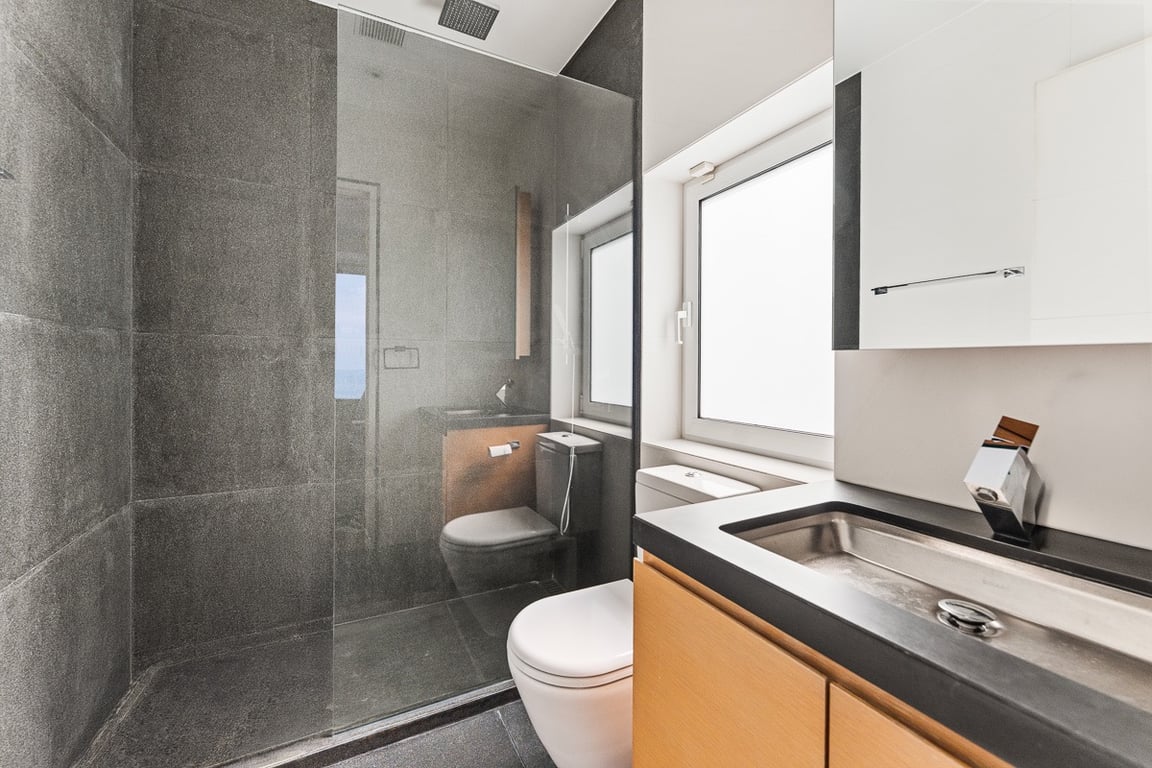 https://img.propertyraptor.com/cdn-cgi/imagedelivery/KD5bF_AFL0JDTbKLWF7z9g/ap8/ap8_001/hornet/prp/img/3bcd432dc4bd06fda36c63e61d93620b-wtm.jpg/public