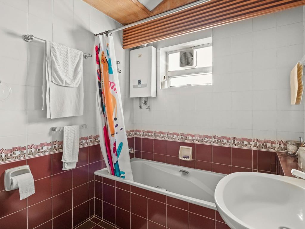 https://img.propertyraptor.com/cdn-cgi/imagedelivery/KD5bF_AFL0JDTbKLWF7z9g/ap8/ap8_001/hornet/prp/img/3bcd6abb8903be1cd6f13b569d0464d7.jpg/public