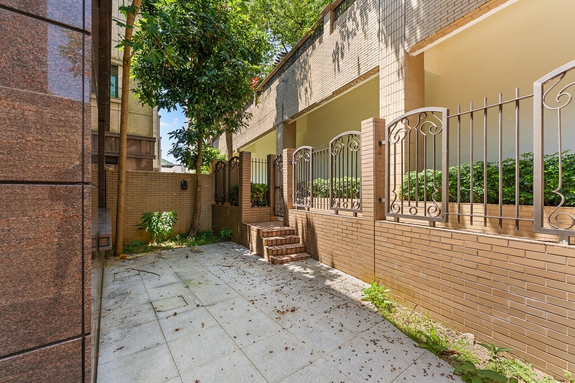 https://img.propertyraptor.com/cdn-cgi/imagedelivery/KD5bF_AFL0JDTbKLWF7z9g/ap8/ap8_001/hornet/prp/img/3bceb901a6cb49b475e46da997ed6f53-wtm.jpg/public
