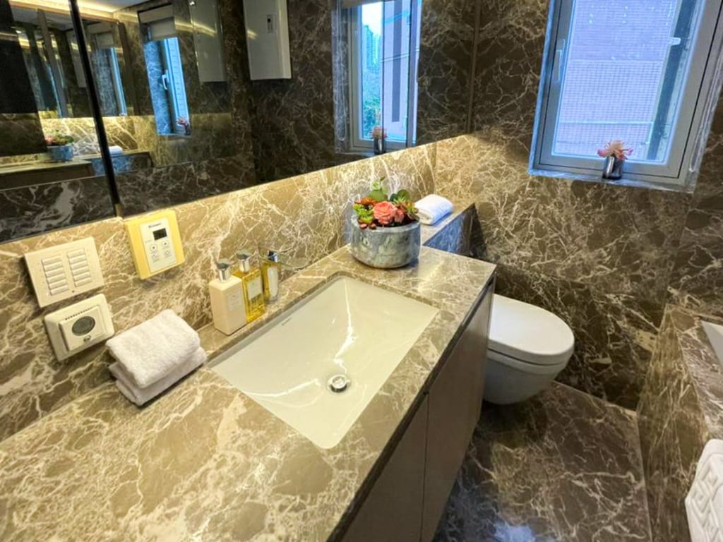 https://img.propertyraptor.com/cdn-cgi/imagedelivery/KD5bF_AFL0JDTbKLWF7z9g/ap8/ap8_001/hornet/prp/img/3bd7c9d766dc754cb8991735ba0fc136.jpg/public