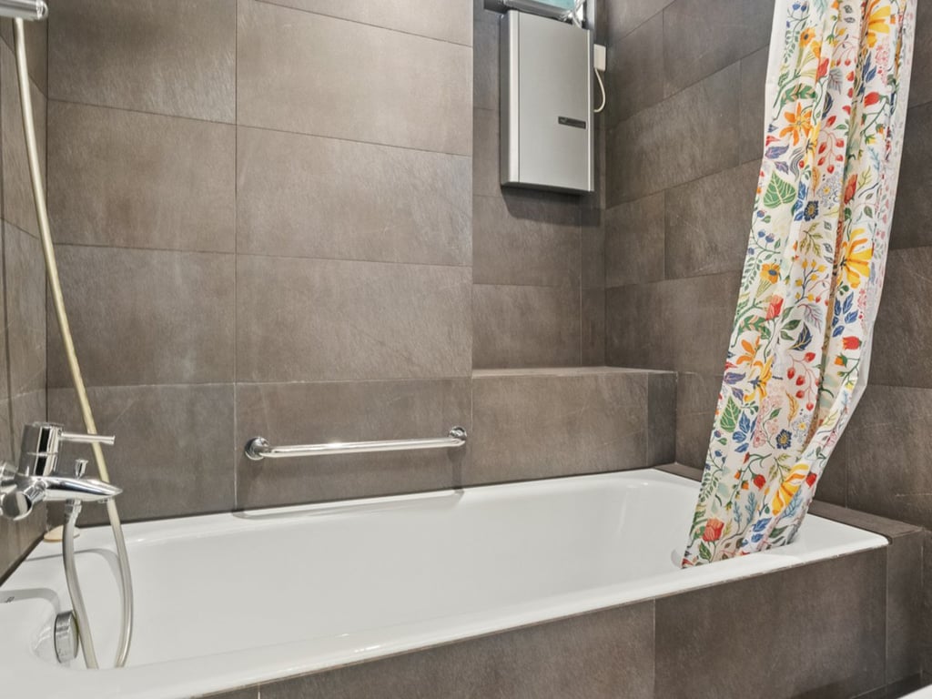 https://img.propertyraptor.com/cdn-cgi/imagedelivery/KD5bF_AFL0JDTbKLWF7z9g/ap8/ap8_001/hornet/prp/img/3c284dfe437be58e570f059b54baf243-wtm.jpg/public