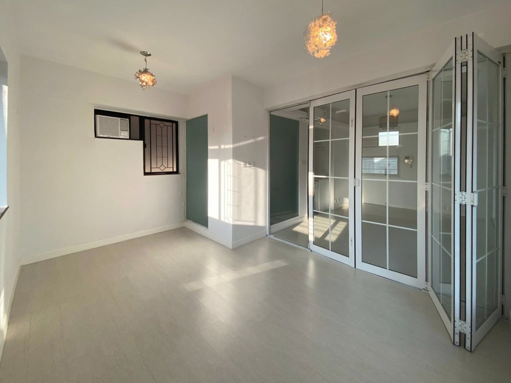 https://img.propertyraptor.com/cdn-cgi/imagedelivery/KD5bF_AFL0JDTbKLWF7z9g/ap8/ap8_001/hornet/prp/img/3cbbf6dcf0c59d7ce897e085ba8315f5.jpg/public