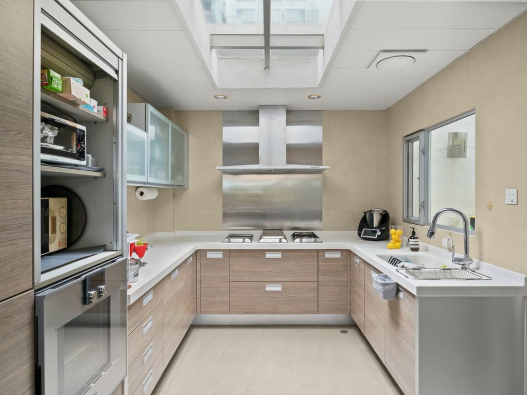 https://img.propertyraptor.com/cdn-cgi/imagedelivery/KD5bF_AFL0JDTbKLWF7z9g/ap8/ap8_001/hornet/prp/img/3ddf51585c940a2d8d05215f9da54aac.jpg/public