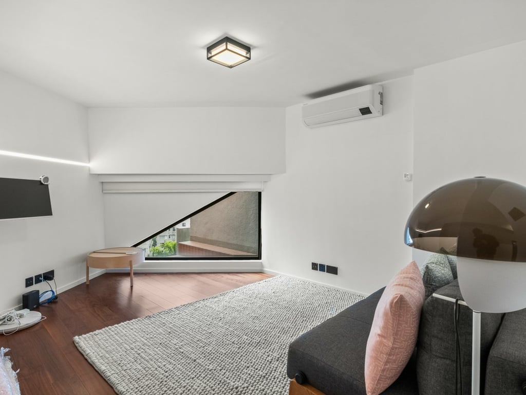 https://img.propertyraptor.com/cdn-cgi/imagedelivery/KD5bF_AFL0JDTbKLWF7z9g/ap8/ap8_001/hornet/prp/img/3e0c368a2d86cf65fbb59772669dbe60.jpg/public