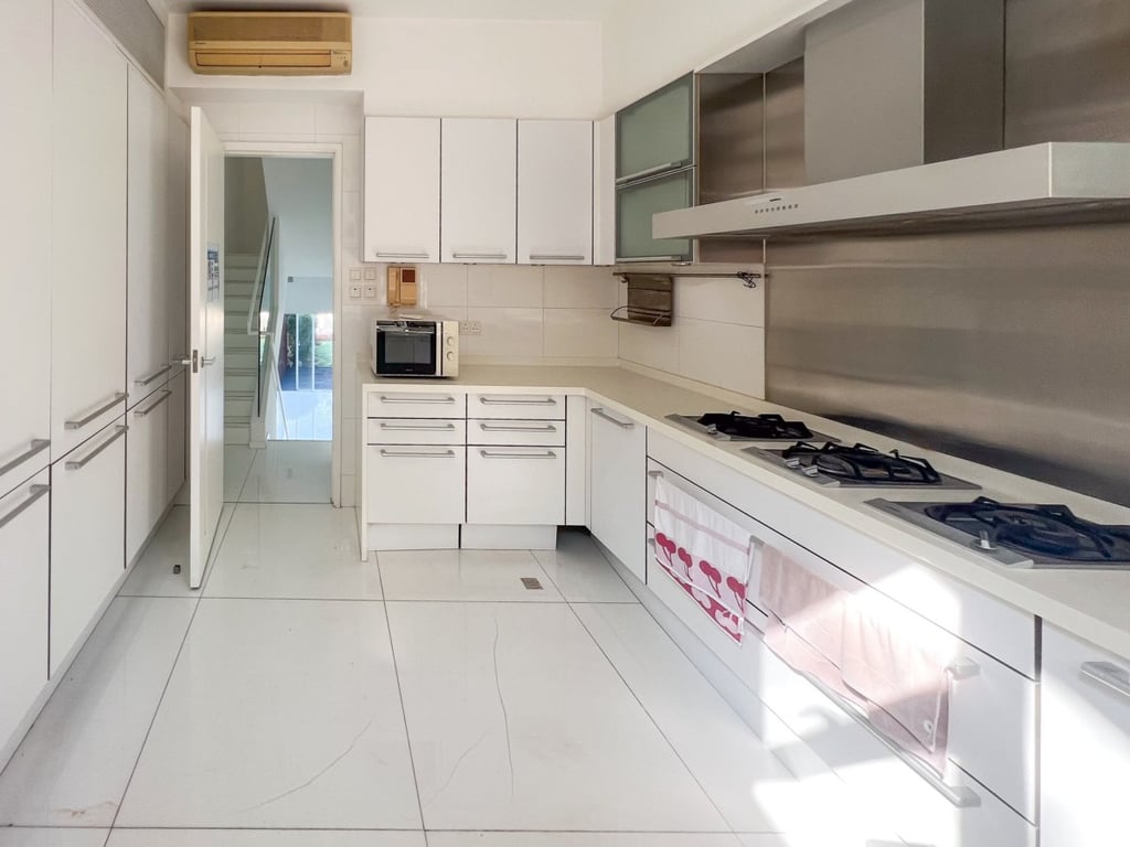 https://img.propertyraptor.com/cdn-cgi/imagedelivery/KD5bF_AFL0JDTbKLWF7z9g/ap8/ap8_001/hornet/prp/img/3e541bff3db51ff4e510e8da21baa519.jpg/public