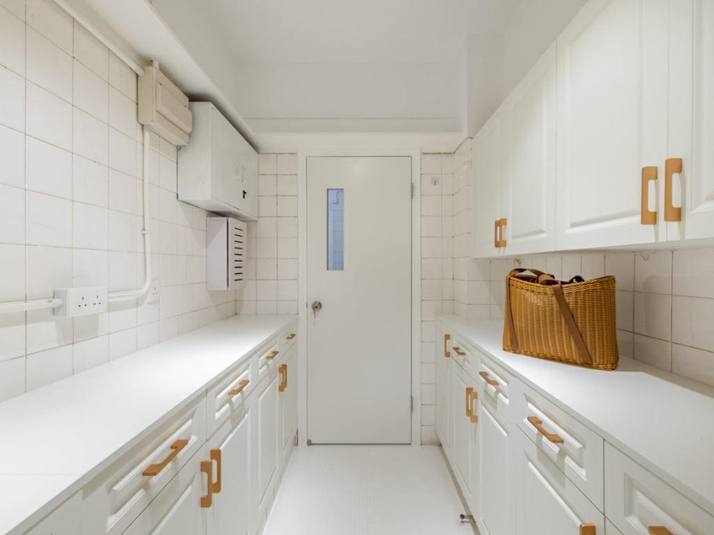 https://img.propertyraptor.com/cdn-cgi/imagedelivery/KD5bF_AFL0JDTbKLWF7z9g/ap8/ap8_001/hornet/prp/img/3eaac6c82f3d9d301725916411d950ce.jpg/public