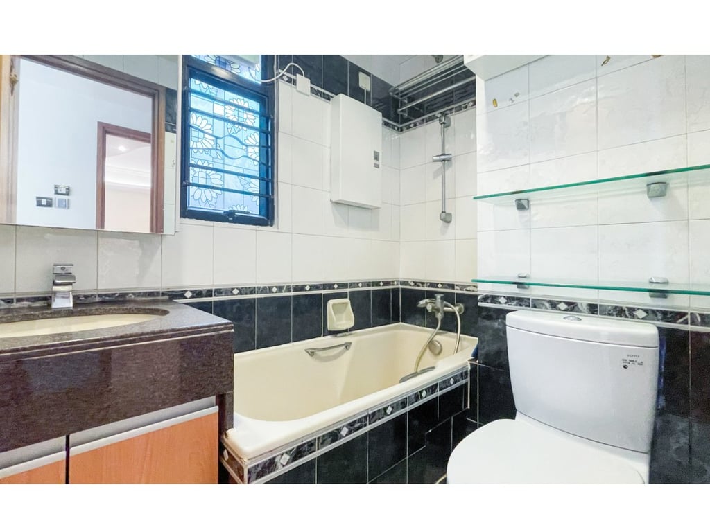 https://img.propertyraptor.com/cdn-cgi/imagedelivery/KD5bF_AFL0JDTbKLWF7z9g/ap8/ap8_001/hornet/prp/img/3eef245efd5c99ac284bf109f50e988c.jpg/public