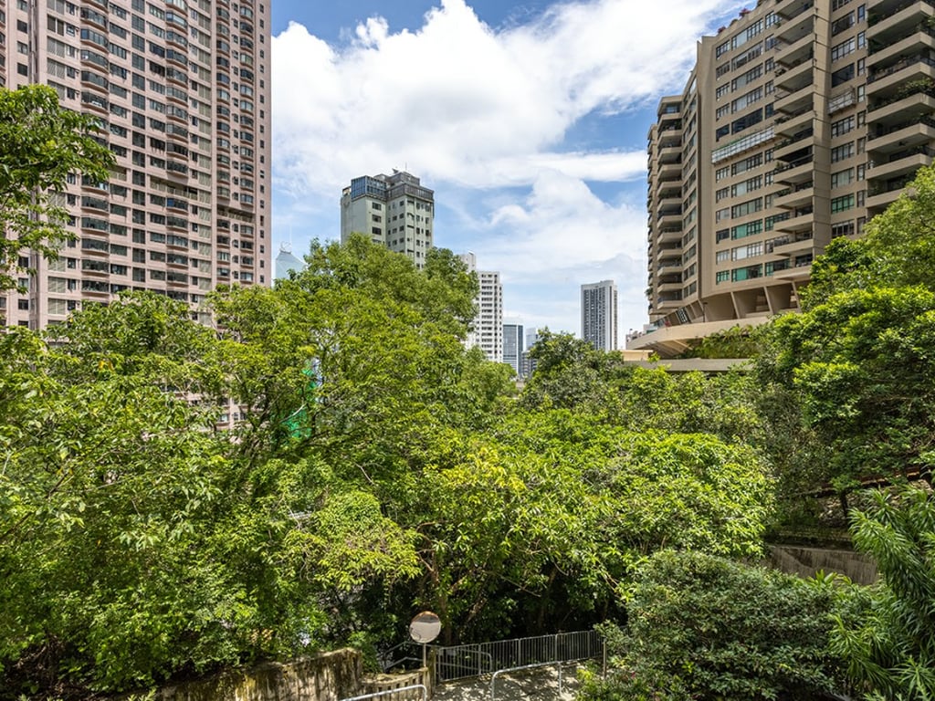 https://img.propertyraptor.com/cdn-cgi/imagedelivery/KD5bF_AFL0JDTbKLWF7z9g/ap8/ap8_001/hornet/prp/img/3f0726f54ead7640828850a1266b9756.jpg/public